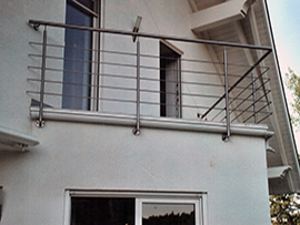  Edelstahlgeländer für Balkon mit vertikalen Stäben und Glas 