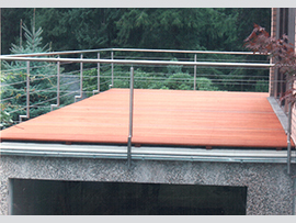 Terrassen-Geländer aus Edelstahl mit Stahlseilen.