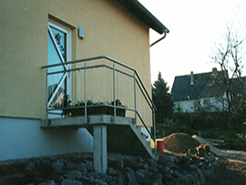 Treppengeländer für den Hauseingang aus Edelstahl.