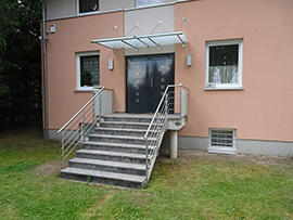 Edelstahl-Treppengeländer für außen mit Glasdach.