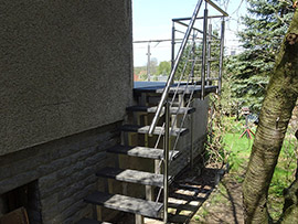 Treppengeländer und Treppe aus Edelstahl