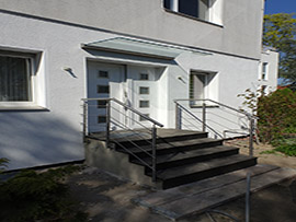 Geländer für Hauseingang aus Edelstahl mit Glasdach.