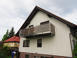 Geländer für Balkon mit Sichtschutz durch Bronze getönt 