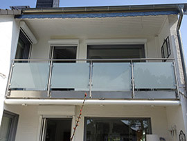 Geländer aus Edelstahl und Satinato-Glas mit einer Blechverkleidung