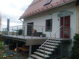 Geländer für Terrassen aus Glas und Stäben, sowie eine Treppe mit Glasdach